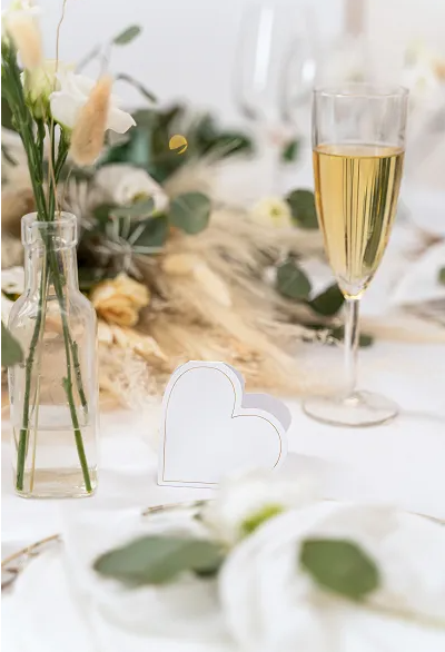 Lot de 10 Cartes de Table Cœurs Blancs avec Impression Dorée – 15,7 x 22 cm