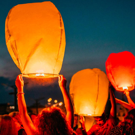 Lot de 24 Lanternes Célestes Mariage – Éclairez Vos Nuits d’Émotion